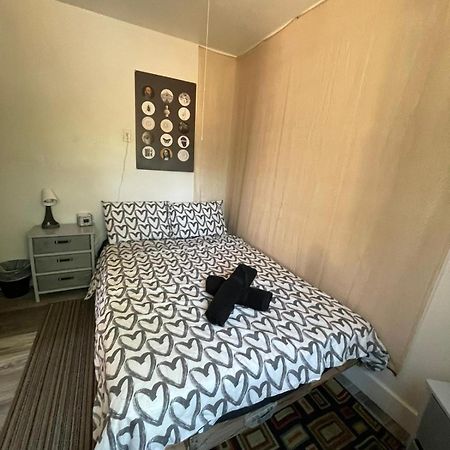 Petite Guesthouse With Kitchenette And Private Bathroom เลคอิซาเบลลา ภายนอก รูปภาพ