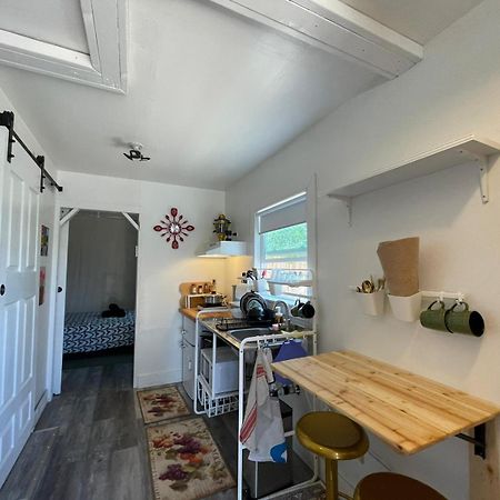 Petite Guesthouse With Kitchenette And Private Bathroom เลคอิซาเบลลา ภายนอก รูปภาพ