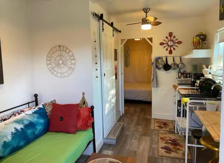Petite Guesthouse With Kitchenette And Private Bathroom เลคอิซาเบลลา ภายนอก รูปภาพ